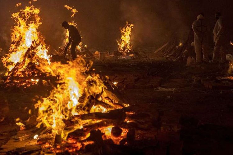 A makeshift crematorium in India deals with the remains of people who died of Covid-19 in New Delhi on Saturday (24/4/2021). India is the country hardest hit by the pandemic in the world, as the number of cases jumped over 17 million.  