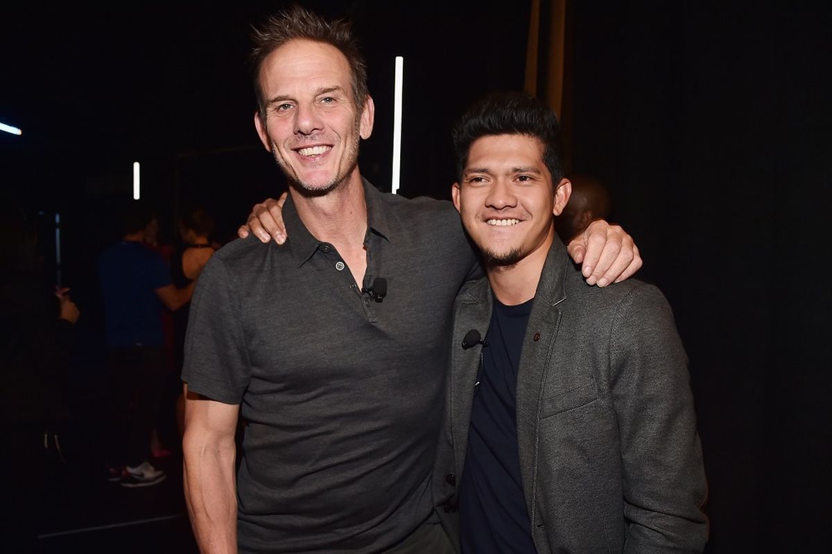 Artis peran asal Indonesia Iko Uwais berfoto bersama sutradara Peter Berg saat menghadiri Cinemacon 2018 yang digelar di The Colosseum di Caesars Palace, Las Vegas, Selasa (24/4/2018). 