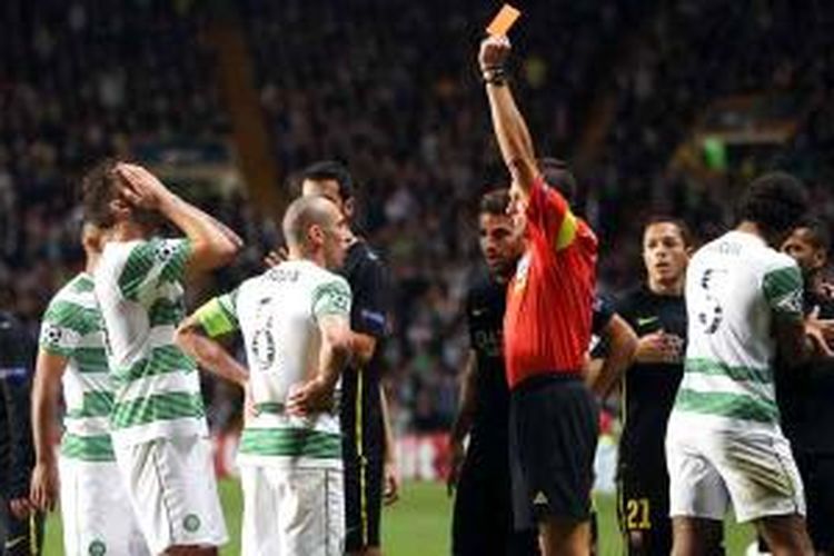 Gelandang Celtic Scott Brown dihukum kartu merah oleh wasit ketika timnya menghadapi Barcelona pada matchday 2 Grup H Liga Champions, Selasa (1/10/2013).