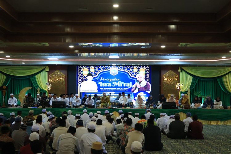 Pemerintah Kabupaten (Pemkab) Kotabaru menggelar peringatan Isra Miraj Nabi Muhammad SAW 1446 Hijriah/2025 Masehi sekaligus Haul Abah Guru Sekumpul ke-20 bertempat di Aula Bamega kantor bupati Kotabaru, Jumat (24/01/2025).
