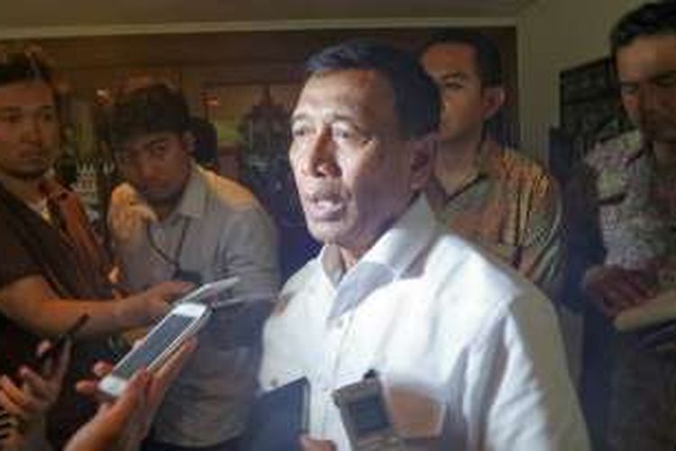 Menteri Koordinator bidang Politik, Hukum dan Keamanan Wiranto saat ditemui usai melakukan pertemuan dengan Presiden RI ketiga BJ Habibie di kawasan Kuningan, Jakarta Selatan, Jumat (19/8/2016).