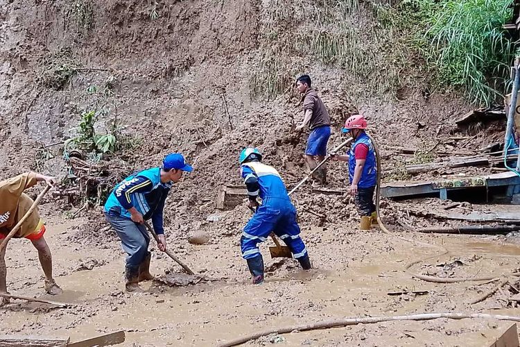 Petugas BPBD, polisi dan TNI serta warga Desa Tenjowaringin sedang membersihkan longsoran tanah menutup jala Garut-Singaparna di Tenjowaringin, Salawu, Kabuoaten Tasikmalaya, Jawa Barat, Kamis (23/3/2023).