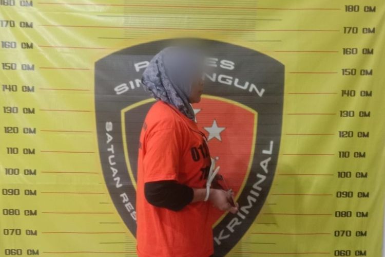 Terlapor S saat diamankan Sat Reskrim Polres Simalungun, Kamis 25 Juli 2024. Ia ditangkap karena mencabuli cucunya lalu kirim video dan foto ke pacar onlinenya.