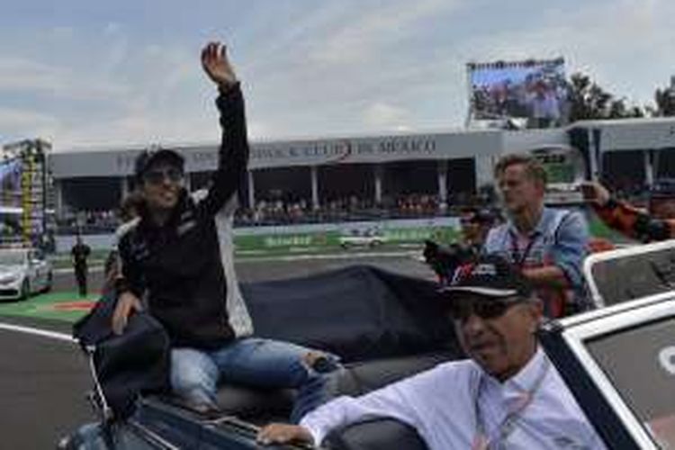 Pebalap Force India asal Meksiko, Sergio Perez, melambai kepada penonton saat parade jelang balapan GP Meksiko di Autodromo Hermanos Rodriguez, Mexico City, Minggu (30/10/2016).