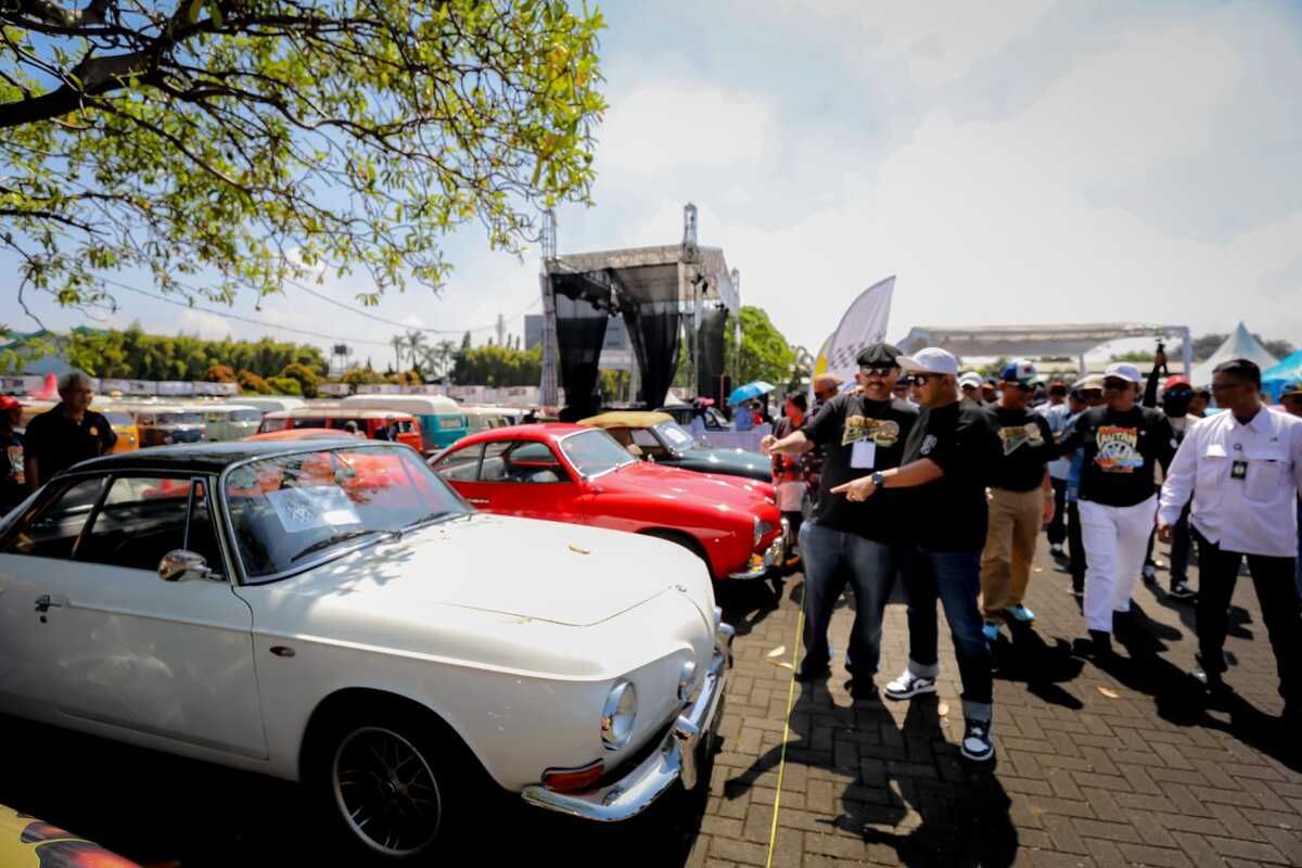 Wali Kota Bandung, Muhammad Farhan menengok salah satu koleksi mobil Volks Wagon (VW) dalam gelaran Bandung Lautan VW ke-3 dan Beetle Battle ke-4, pada Sabtu (31/5/2025).