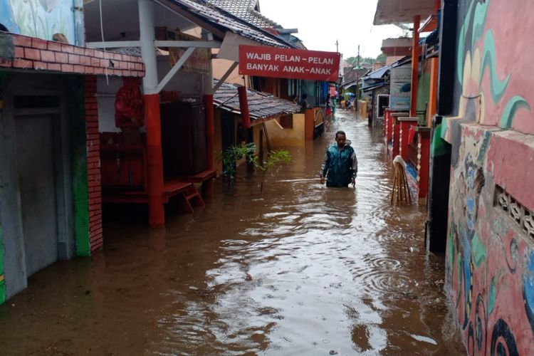 Banjir sampai ke pemukiman padat penduduk di Banyuwangi kota