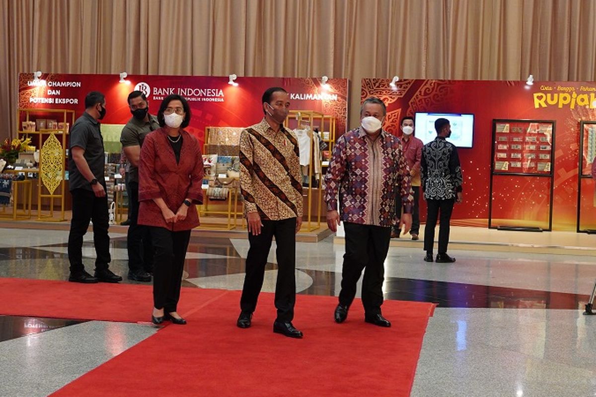 Presiden Joko Widodo, Gubernur Bank Indonesia Perry Warjiyo, dan Menkeu Sri Mulyani saat Pertemuan Tahunan Bank Indonesia 2022 di Jakarta, 30 November 2022.