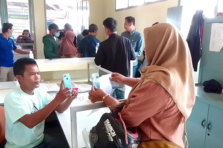 Suasana pencairan BLT BBM di Kantor Pos Kecamatan Sabbang, Luwu Utara, sulawesi Selatan pada Sabtu (17/9/2022) lalu.