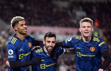 Bruno Fernandes (tengah) bersama dua pemain jebolan akademi Manchester United, Marcus Rashford (kiri) dan Scott McTominay (kanan), merayakan gol ketiga yang dicetak ke gawang tuan rumah Brentford dalam laga lanjutan Liga Inggris musim 2021-2022, Kamis (20/1/2022) dini hari WIB.