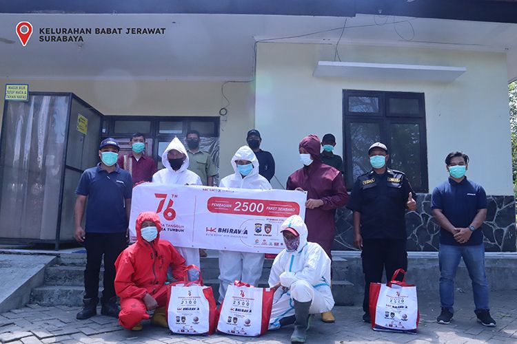 Penyaluran bantuan 2.500 paket sembako oleh PT Bhirawa Steel.