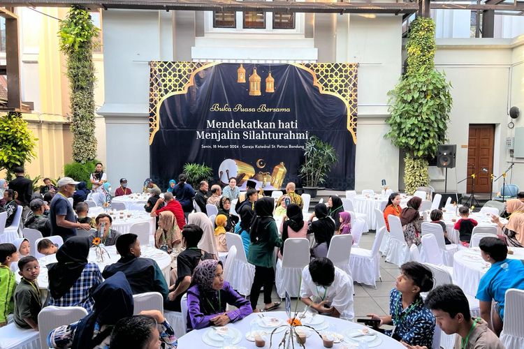 Gereja Katedral St Petrus menggelar acara buka puasa bersama dengan mengundang sahabat jalanan dan kaum  kecil sebagai bentuk saling mengasihi antar sesama.