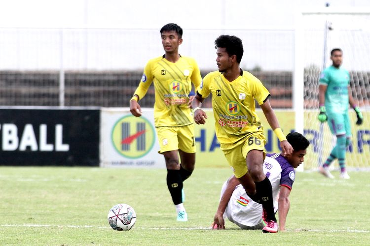 Pemain Barito Putera Bagas Kaffa seusai merebut bola dari pemain Persita Tangerang Taylon saat pertandingan pekan 33 Liga 1 2021-2022 yang berakhir dengan skor 2-0 di Stadion Kompyang Sujana Denpasar, Kamis (24/3/2022) sore.