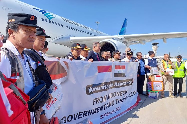 Potret mendaratnya bantuan kemanusiaan dari Indonesia untuk Suriah pasca gempa berkekuatan 7,8 SR pada 6 Februari 2023. Bantuan diangkut menggunakan dua pesawat Garuda Indonesia. 