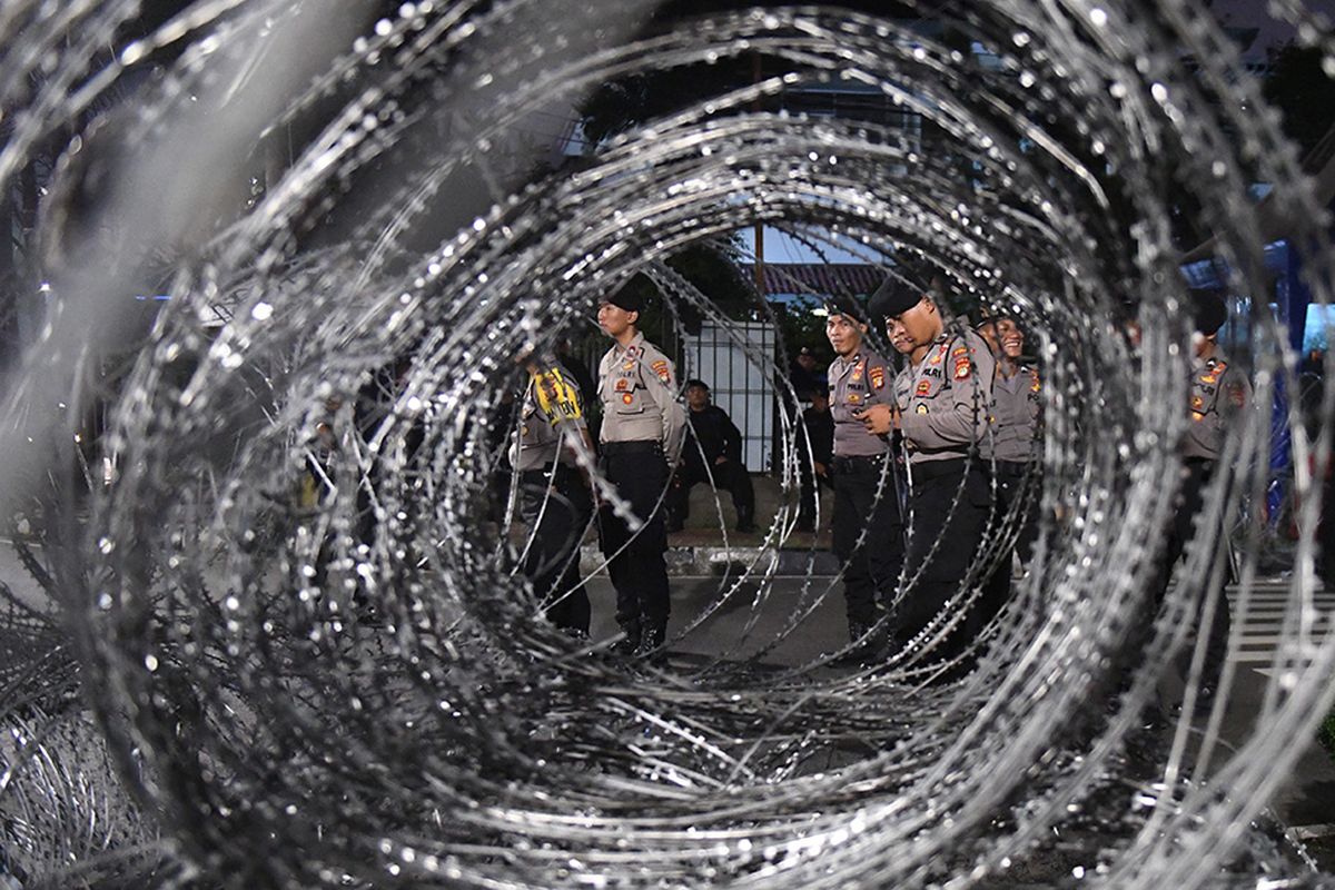 Sejumlah personel kepolisian berjaga di depan kantor KPU, Jakarta, Senin (20/5/2019). Aparat kepolisian memperketat penjagaan gedung KPU dengan menutup Jalan Imam Bonjol, Menteng, Jakarta Pusat, yang berada persis di depan Kantor KPU pada Senin (20/5/2019) malam untuk kedua arahnya.