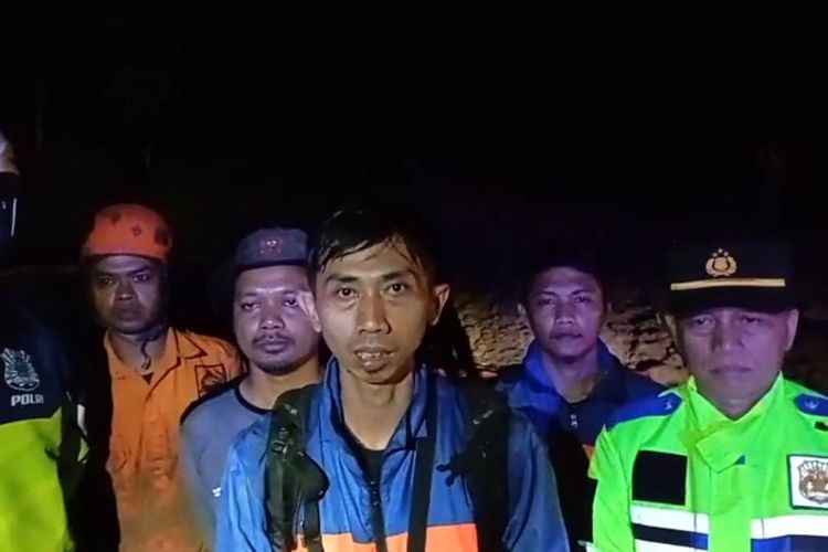 Petugas gabungan saat masih bersiaga dan melakukan asesmen data terkait bencana longsor di jalur penghubung Majalengka-Kuningan, Jawa Barat, Minggu (11/5/2025) malam.