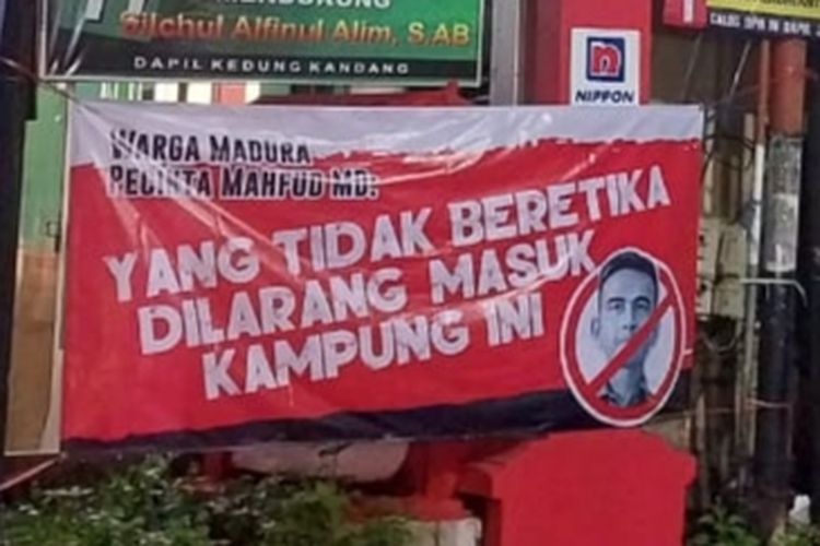Salah satu spanduk berisi narasi penolakan terhadap cawapres nomor urut 2, Gibran Rakabuming Raka di Kota Malang. 