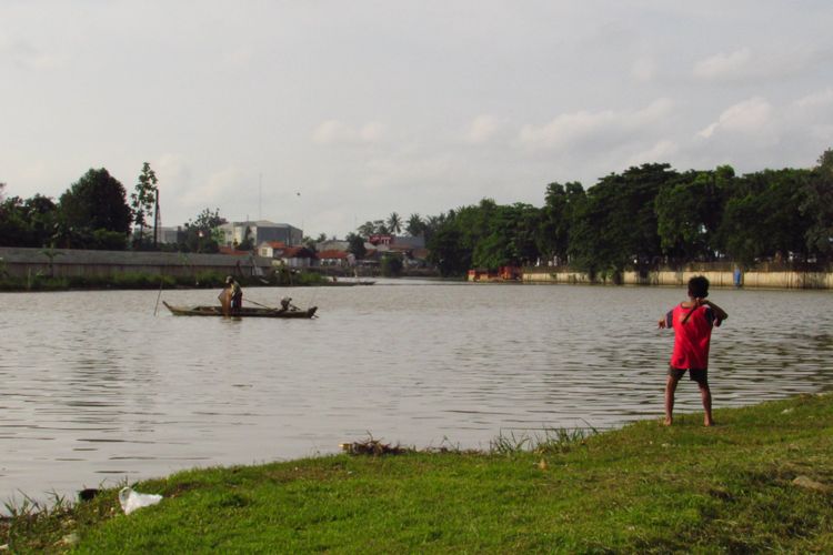 Sungai Cisadane dekat Pasar Lama, Tangerang. Sungai ini masih kerap digunakan nelayan untuk mencari ikan.