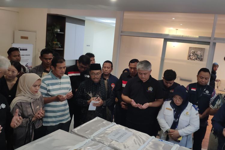 Tiga jenazah korban kecelakaan kapal penangkap ikan 2 Haesinho di perairan Korea Selatan (Korsel) tiba di Bandara Internasional Soekarno Hatta pada Sabtu (16/3/2024) pukul 15.55 WIB. Tiga jenazah bernama Safrudin, R Arie Permana, dan Maulana Mansyur ini merupakan Anak Buah Kapal (ABK) berkebangsaan Indonesia yang tenggelam usai kecelakaan Sabtu, 9 Maret 2024.