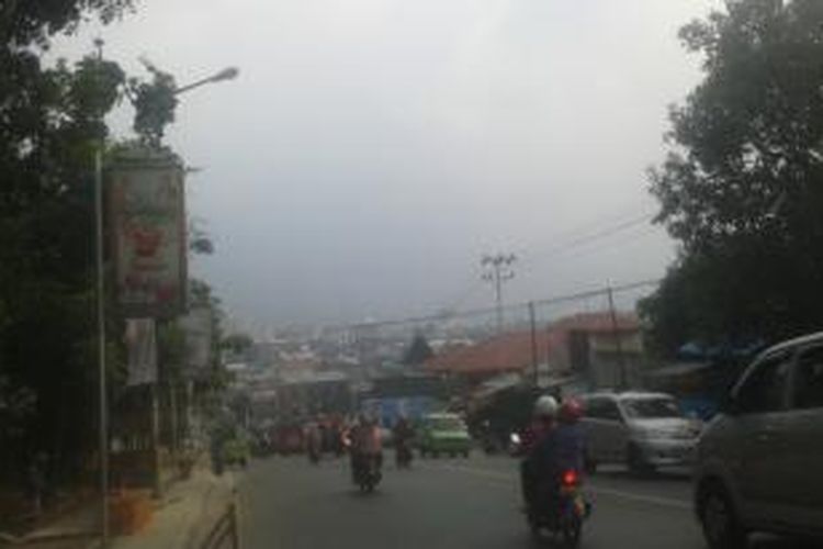 Wilayah Kota Ambon, tampak diselimuti kabut asap pekat, Minggu (19/10/2015). Kabut asap ini mulai menyelimuti Kota Ambon sejak tiga hari terakhir