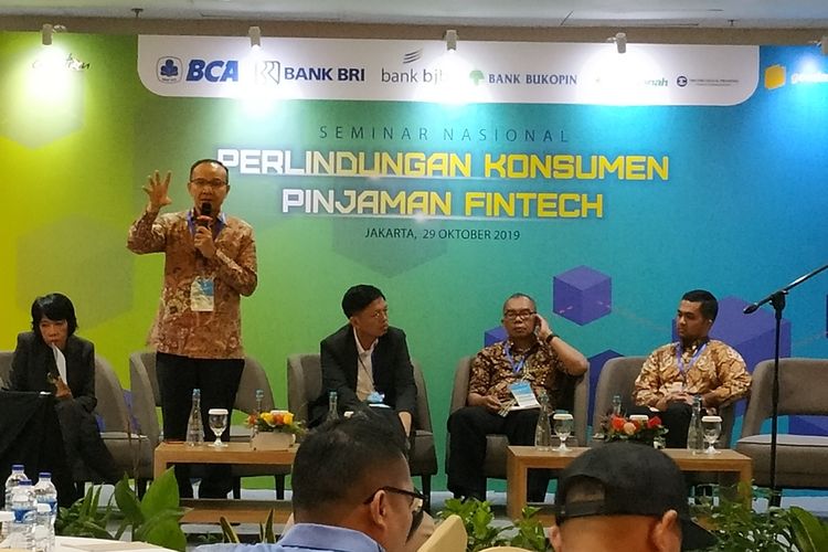 Ketua Satgas Waspada Investasi Tongam Lumban Tobing menyampaikan materi dalam sebuah seminar di Jakarta, Selesa (29/10/2019).