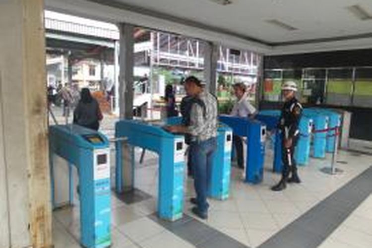 Sejumlah pengguna KRL saat melakukan tapping masuk di gate elektronik Stasiun Depok. Banyak pengguna KRL yang belum mengetahui mengenai aturan tapping dengan menggunakan tangan kiri saat akan masuk ke dalam stasiun.