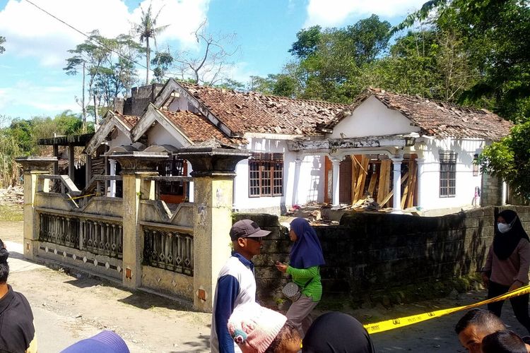 Genting rumah warga di sekitar lokasi ledakan di Dusun Tegalrejo alias Sadeng, Desa Karangbendo, Kecamatan Ponggok, Kabupaten Blitar rontok, Senin (20/2/2023)
