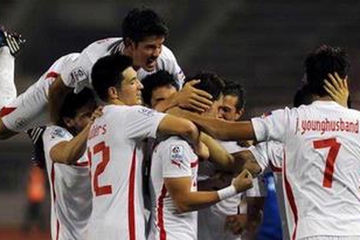 Para pemain Filipina merayakan gol ke gawang Myanmar dalam laga terakhir Grup A Piala AFF 2012 di Stadion Supachalasai, Bangkok, Jumat (30/11/2012). Filipina akhirnya menang 2-0 dan lolos ke semifinal. 