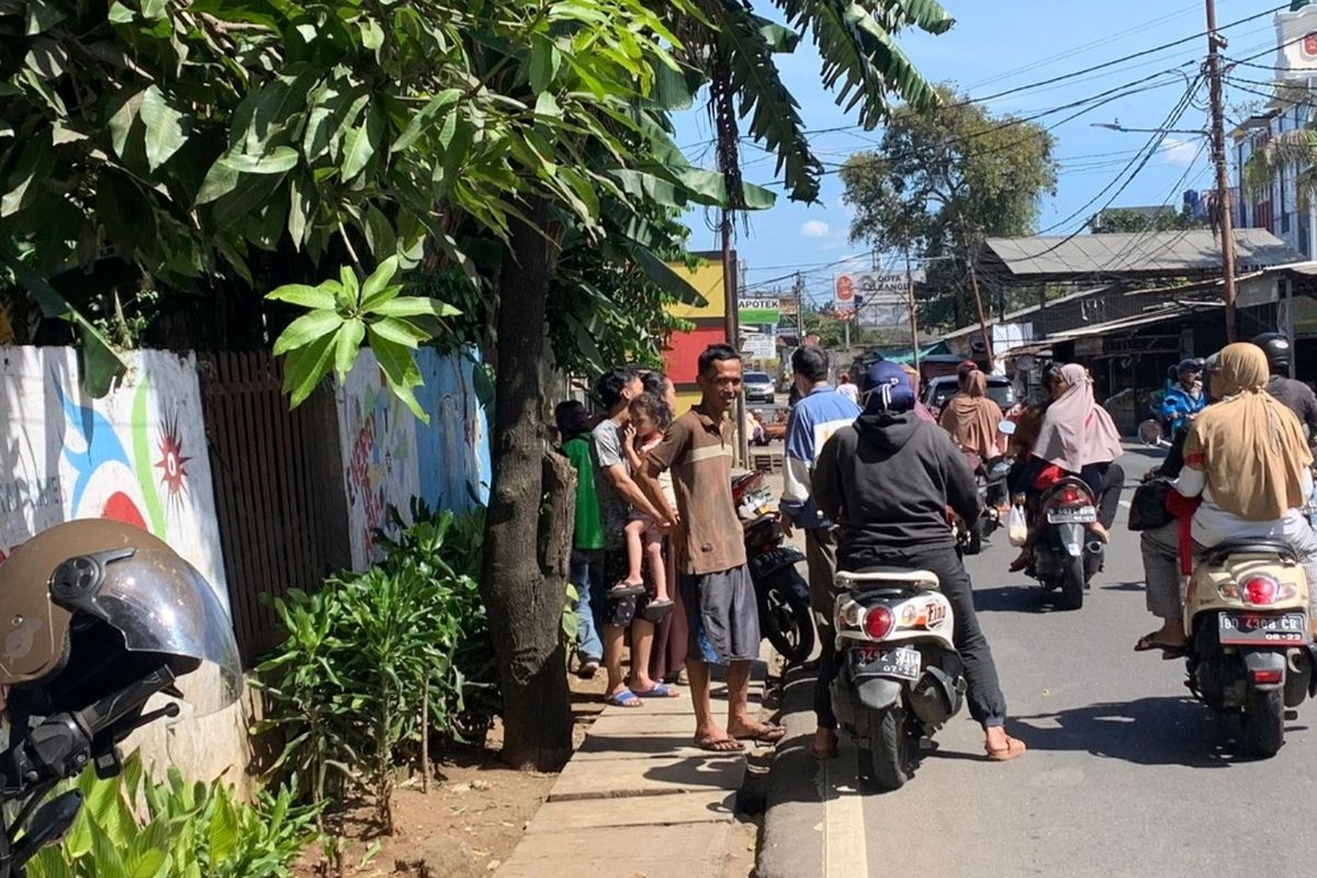 Penemuan pria yang tewas gantung diri salah satu pohon di kebon kosong kawasan Cipedak, Jagakarsa, Jakarta Selatan, Selasa (22/11/2022), pagi menjadi tontonan warga.