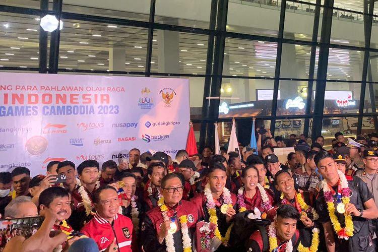 Timnas U22 Indonesia tiba di Bandara Soekarno-Hatta, Tangerang, pada Kamis (18/5/2023) malam WIB. Garuda Muda berhasil mempersembahkan medali emas SEA Games 2023 seusai mengalahkan Thailand 5-2 pada Selasa (16/5/2023).
