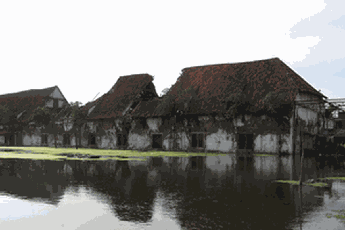 Bangunan bekas gudang rempah-rempah Belanda yang sudah berusia ratusan tahun di Jalan Pakin, tak jauh dari Pasar Ikan, Jakarta Utara, ini sejak tahun 1995 sudah terendam air laut.