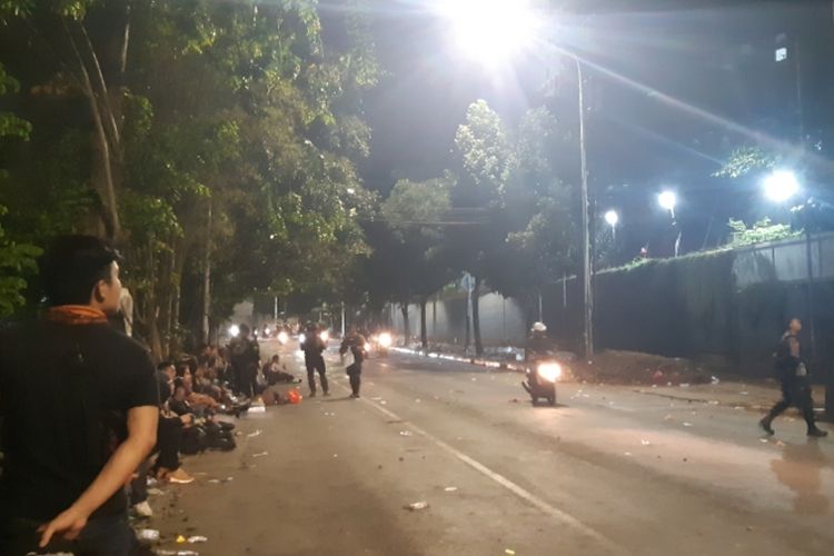 Kondisi jalan Tentara Pelajar kembali kondusif pasca aparat memukul mundur massa demonstran pada Senin (30/9/2019) malam
