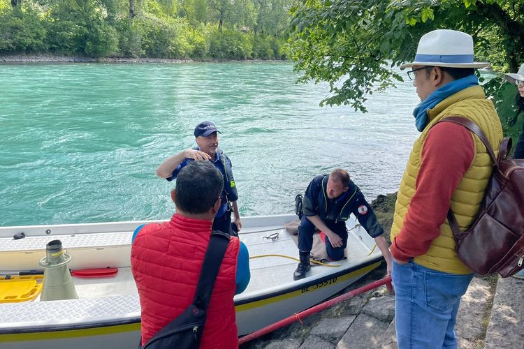 Gubernur Jawa Barat Ridwan Kamil saat memantau langsung pencarian Emmeril Kahn Mumtadz (Eril), di sepanjang Sungai Aare, Kota Bern, Swiss.