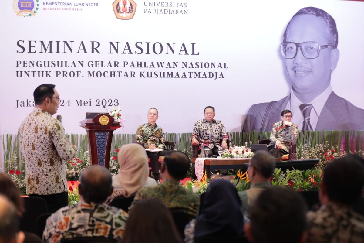 Gubernur Jawa Barat (Jabar) Ridwan Kamil saat menghadiri Seminar Nasional Pengusulan Gelar Pahlawan Nasional untuk Mochtar Kusumaatmadja di Ruang Nusantara, Kementerian Luar Negeri (Kemenlu) Republik Indonesia, Jakarta, Rabu (24/5/2023). 
