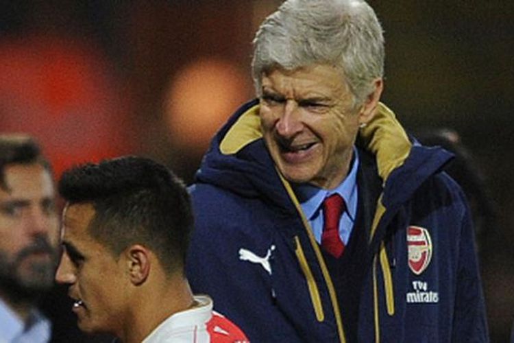 Manajer Arsenal, Arsene Wenger, saat menarik Alexis Sanchez pada laga versus Watford, Sabtu (17/10/2015). 
