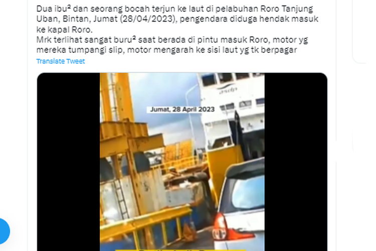 Tangkapan layar unggahan video detik-detik pesepeda motor tercebur ke laut di Pelabuhan Tanjung Uban