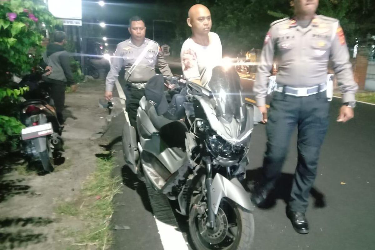 Polisi melakukan olah TKP kecelakaan maut yang menewaskan anggota Polri di Jalan Raya Seririt-Singaraja, Desa Dencarik, Kecamatan Banjar, Kabupaten Buleleng, Provinsi Bali.