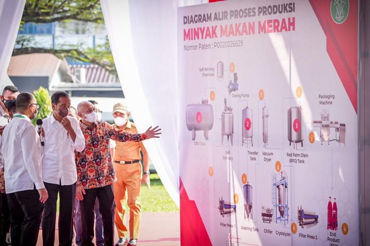 Presiden Joko Widodo meninjau proses penelitian minyak makan merah di Pusat Penelitian Kelapa Sawit (PPKS), Kampung Baru, Kota Medan, pada Kamis (7/7/2022)