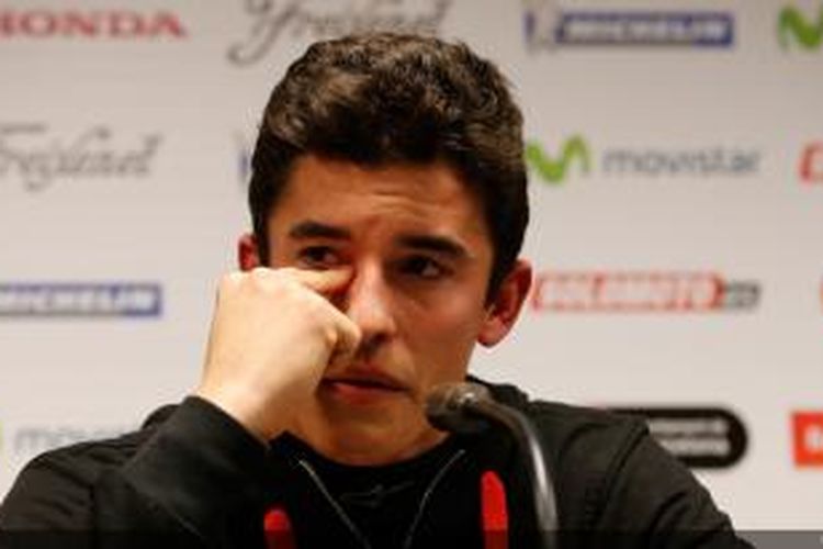 Pebalap Repsol Honda asal Spanyol, Marc Marquez, menangis saat berbicara pada konferensi pers jelang event Superprestigio DTX di Barcelona, Jumat (12/12/2014).