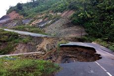 Warga Perbatasan Terpaksa Lintasi Jalan Putus untuk Menuju Nunukan