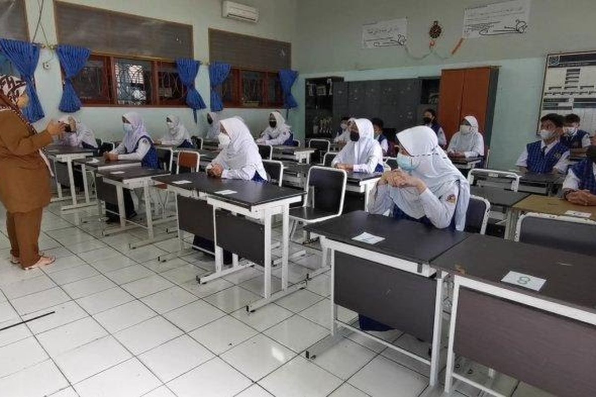 Simulasi pembelajaran tatap muka (PTM) di SMPN 4 Kota Tangerang Selatan pada Selasa (31/8/2021).