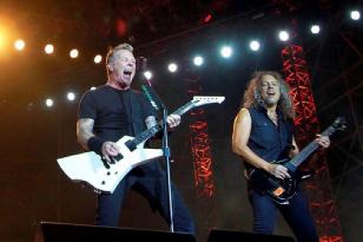 Vokalis sekaligus gitaris Metallica, James Hetfield (kiri), bersama sang gitaris, Kirk Hammett, mengentak Jakarta dalam konser band metal dari AS itu di Stadion Utama Gelora Bung Karno, Senayan, Jakarta Pusat, Minggu (25/8/2013) malam.