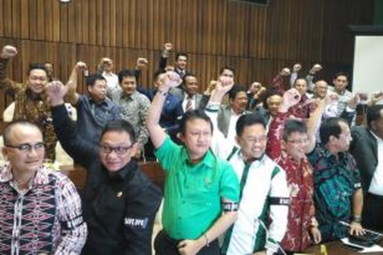 Sebanyak 30 anggota DPR lintas Fraksi berkumpul di Kompleks Parlemen, Senayan, Jakarta, Selasa (15/12/2015), untuk menyatakan sikapnya terkait kasus pencatutan nama Presiden Joko Widodo dan Wakil Presiden Jusuf Kalla yang menyeret Ketua DPR Setya Novanto. 