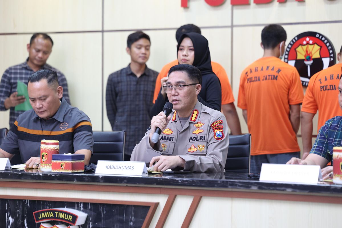 Polda Jatim saat merilis kasus penyalahgunaan elpiji subsidi ke non-subsidi di Gedung Bidhumas Mapolda Jatim, Selasa (10/6/2025).