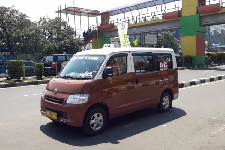 Angkot Miniarta M04 ber-AC trayek Depok Timur-Pasar Minggu. Foto diambil Senin (30/4/2018).