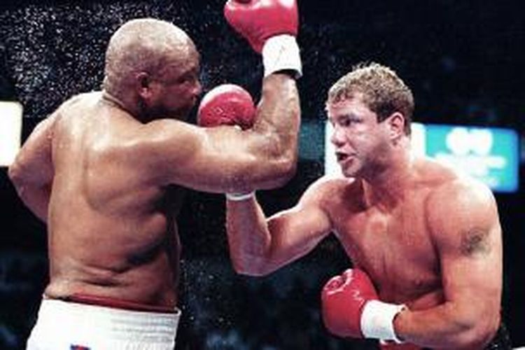 Tommy Morrison (kanan) dan pukulan telak yang mengkanvaskan George Foreman (kiri) pada 7 Juni 1993. Mantan Juara Dunia Tinju Kelas Berat WBO ini meninggal di Omaha, Minggu (1/9/2013) malam.