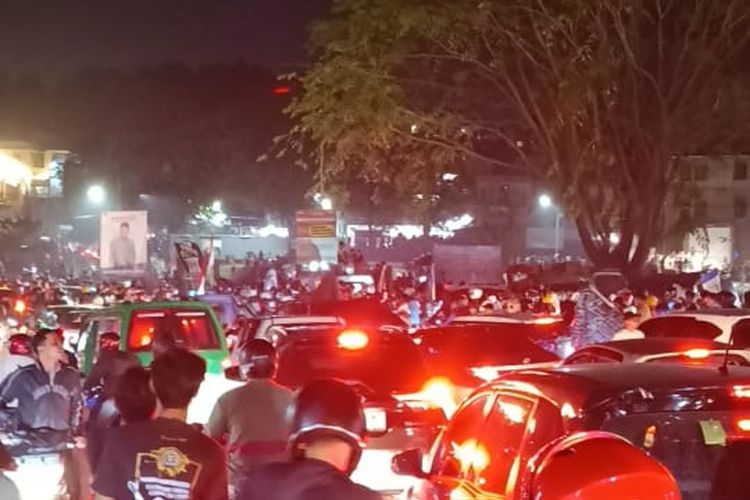 Bobotoh memadati jalan raya perbatasan Bandung-Sumedang untuk merayakan kemenangan Persib Bandung, Jumat (31/5/2024). 