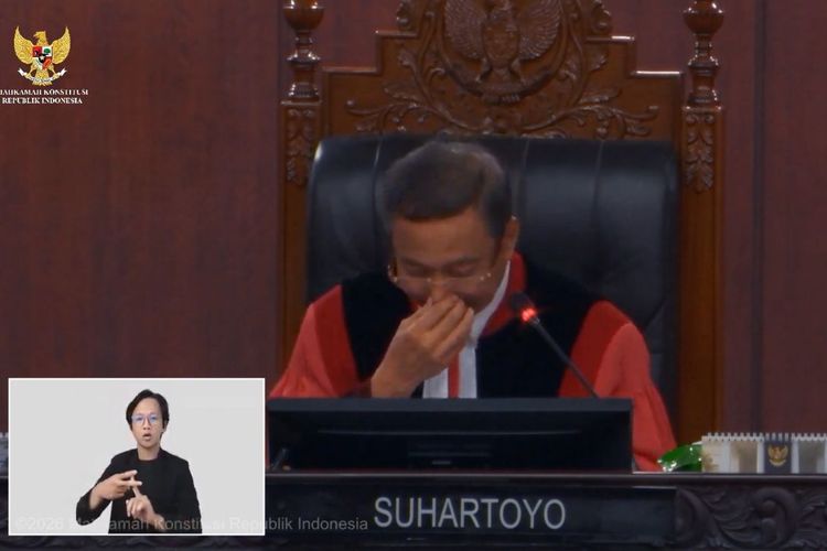 Ketua Mahkamah Konstitusi (MK) Suhartoyo menangis saat menutup sidang terakhir Arief Hidayat di Ruang Sidang Pleno, Gedung MK, Jakarta, Senin (2/2/2026).