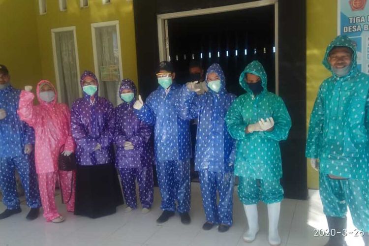 inilah petugas medis di Puskesmas Aikmel Lombok Timur, mereka terpaksa mengantikan APD (Alat Pelindung Diri) dengan jas hujan untuk menangnai pasien dengan gejala Corona Covid-19. Mereka berharap bantuan APD segera tiba.