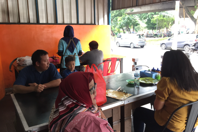 Suasana Bubur Ayam Cikini H.R. Suleman di Jalan Cisadane No.121, RW.4, Cikini, Kec. Menteng, Kota Jakarta Pusat