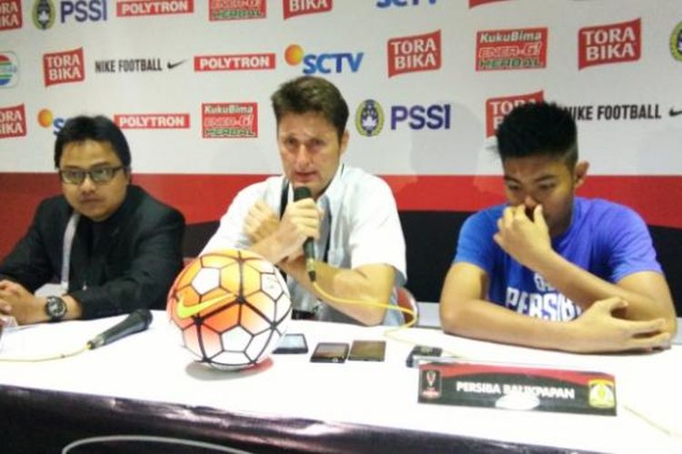 Pelatih Persiba Balikpapan Timo Scheunemann bersama Kiper Persiba Kurniawan Kartika Ajie dalam sesi jumpa pers di Stadion Si Jalak Harupat, Kabupaten Bandung, Jumat (17/2/2017). KOMPAS.com/DENDI RAMDHANI